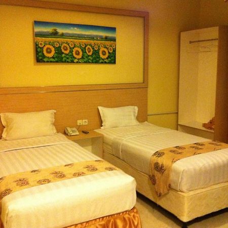 Hotel Paramount Biringkanya Bagian luar foto