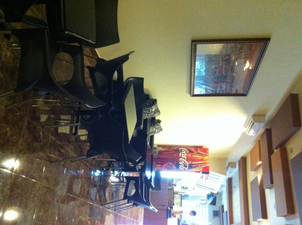 Hotel Paramount Biringkanya Bagian luar foto