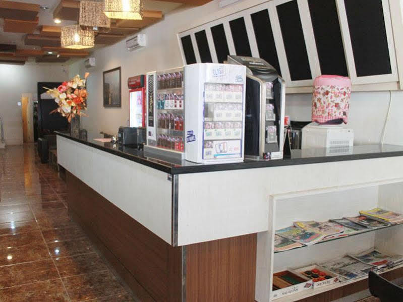 Hotel Paramount Biringkanya Bagian luar foto